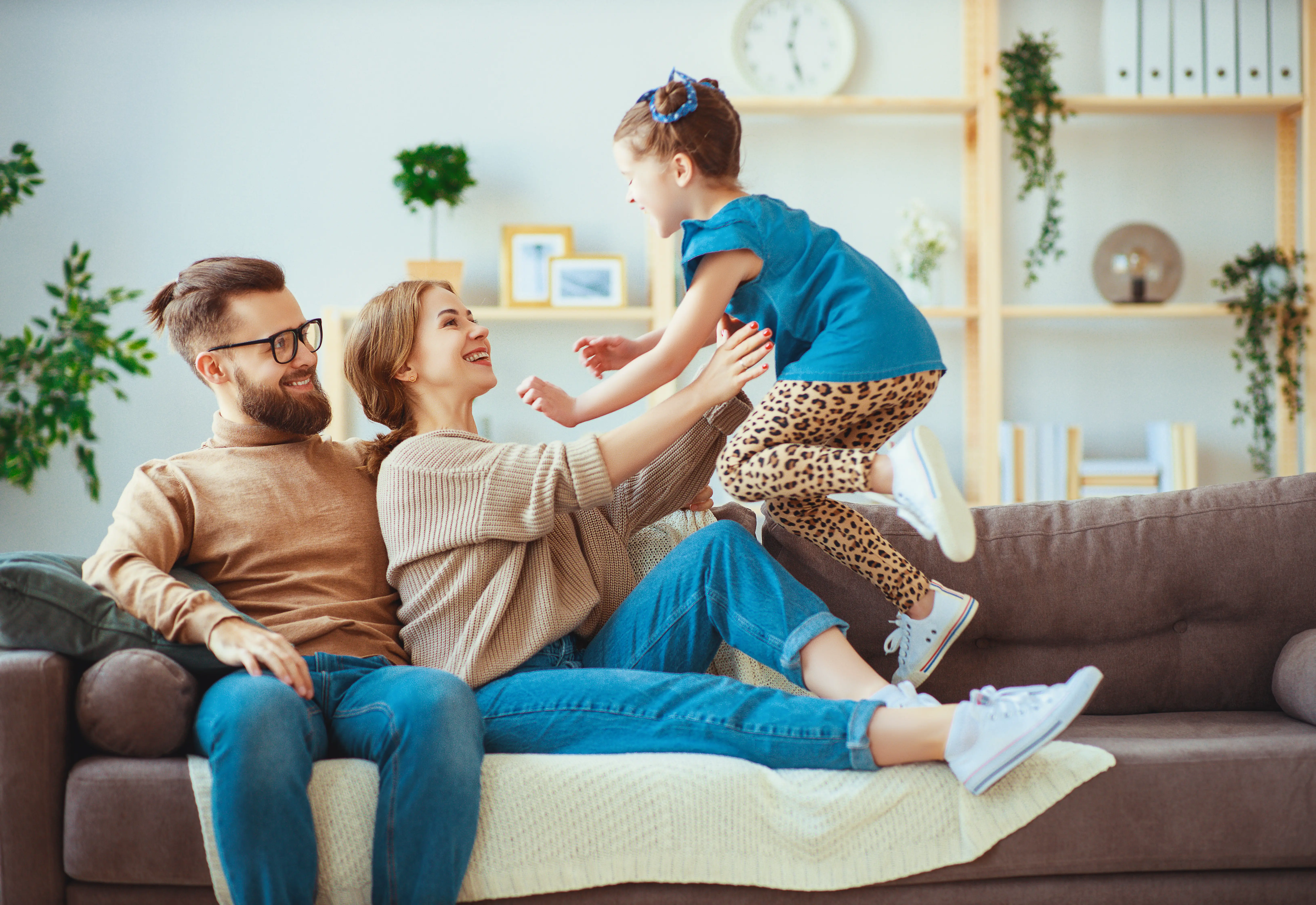 Famille heureuse dans un salon confortable